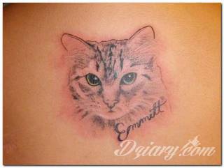 Kocie tatuaże to nie tylko duże projekty sympatycznych milusińskich. Tatuaże z kotami to również małe projekty, które dyskretnie ozdabiają miejsca częściowo zakryte - fragmenty uszy czy obręcz barkową.