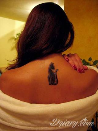 Kocie tatuaże to nie tylko duże projekty sympatycznych milusińskich. Tatuaże z kotami to również małe projekty, które dyskretnie ozdabiają miejsca częściowo zakryte - fragmenty uszy czy obręcz barkową.