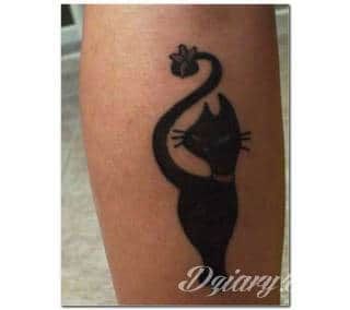 Kocie tatuaże to nie tylko duże projekty sympatycznych milusińskich. Tatuaże z kotami to również małe projekty, które dyskretnie ozdabiają miejsca częściowo zakryte - fragmenty uszy czy obręcz barkową.