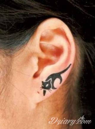 Kocie tatuaże to nie tylko duże projekty sympatycznych milusińskich. Tatuaże z kotami to również małe projekty, które dyskretnie ozdabiają miejsca częściowo zakryte - fragmenty uszy czy obręcz barkową.