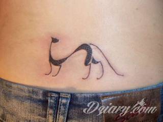 Kocie tatuaże to nie tylko duże projekty sympatycznych milusińskich. Tatuaże z kotami to również małe projekty, które dyskretnie ozdabiają miejsca częściowo zakryte - fragmenty uszy czy obręcz barkową.