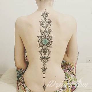 Projekty podkreślające ludzki kręgosłup; naturalne odwzorowanie kręgów jak i fantazyjne linie nawiązujące do smukłości i swoistego rdzenia naszej aktywności. 