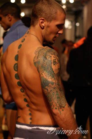 Projekty podkreślające ludzki kręgosłup; naturalne odwzorowanie kręgów jak i fantazyjne linie nawiązujące do smukłości i swoistego rdzenia naszej aktywności. 