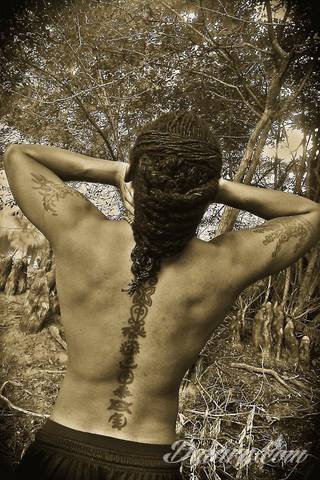 Projekty podkreślające ludzki kręgosłup; naturalne odwzorowanie kręgów jak i fantazyjne linie nawiązujące do smukłości i swoistego rdzenia naszej aktywności. 