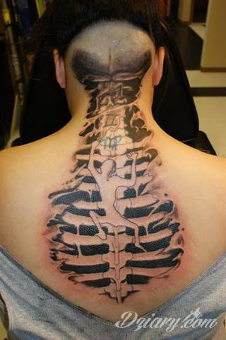 Projekty podkreślające ludzki kręgosłup; naturalne odwzorowanie kręgów jak i fantazyjne linie nawiązujące do smukłości i swoistego rdzenia naszej aktywności. 