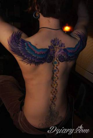 Projekty podkreślające ludzki kręgosłup; naturalne odwzorowanie kręgów jak i fantazyjne linie nawiązujące do smukłości i swoistego rdzenia naszej aktywności. 