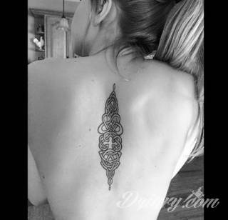 Projekty podkreślające ludzki kręgosłup; naturalne odwzorowanie kręgów jak i fantazyjne linie nawiązujące do smukłości i swoistego rdzenia naszej aktywności. 