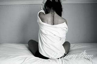 Projekty podkreślające ludzki kręgosłup; naturalne odwzorowanie kręgów jak i fantazyjne linie nawiązujące do smukłości i swoistego rdzenia naszej aktywności. 