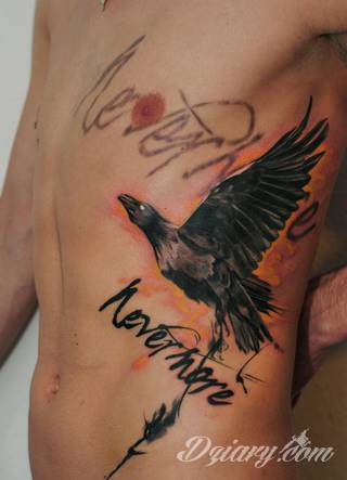 Tajemnicze i oparte głównie na motywie czerni - przeplatanej gdzieniegdzie z kontrą bieli - tatuaże kruków. Ciekawa forma dla osób stawiających na niebanalne formy zdobienia ciała. Kruk na tatuażach często stanowi też część większej przestrzeni. 