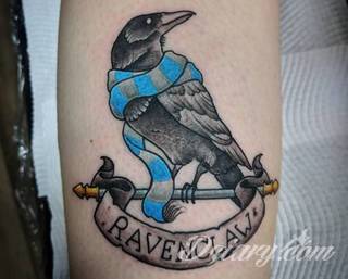 Tajemnicze i oparte głównie na motywie czerni - przeplatanej gdzieniegdzie z kontrą bieli - tatuaże kruków. Ciekawa forma dla osób stawiających na niebanalne formy zdobienia ciała. Kruk na tatuażach często stanowi też część większej przestrzeni. 