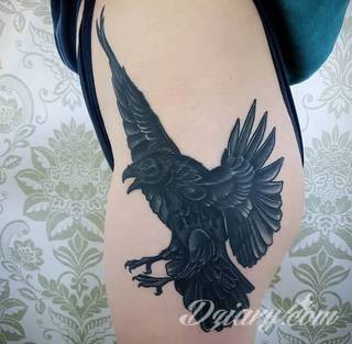 Tajemnicze i oparte głównie na motywie czerni - przeplatanej gdzieniegdzie z kontrą bieli - tatuaże kruków. Ciekawa forma dla osób stawiających na niebanalne formy zdobienia ciała. Kruk na tatuażach często stanowi też część większej przestrzeni. 