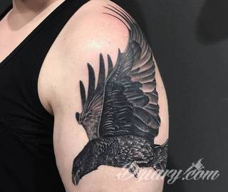 Tajemnicze i oparte głównie na motywie czerni - przeplatanej gdzieniegdzie z kontrą bieli - tatuaże kruków. Ciekawa forma dla osób stawiających na niebanalne formy zdobienia ciała. Kruk na tatuażach często stanowi też część większej przestrzeni. 