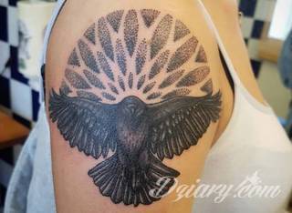 Tajemnicze i oparte głównie na motywie czerni - przeplatanej gdzieniegdzie z kontrą bieli - tatuaże kruków. Ciekawa forma dla osób stawiających na niebanalne formy zdobienia ciała. Kruk na tatuażach często stanowi też część większej przestrzeni. 