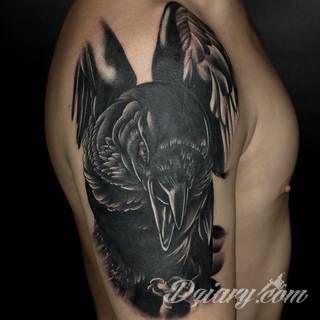 Tajemnicze i oparte głównie na motywie czerni - przeplatanej gdzieniegdzie z kontrą bieli - tatuaże kruków. Ciekawa forma dla osób stawiających na niebanalne formy zdobienia ciała. Kruk na tatuażach często stanowi też część większej przestrzeni. 