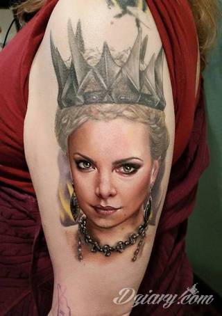 Tajemnicze i oparte głównie na motywie czerni - przeplatanej gdzieniegdzie z kontrą bieli - tatuaże kruków. Ciekawa forma dla osób stawiających na niebanalne formy zdobienia ciała. Kruk na tatuażach często stanowi też część większej przestrzeni. 