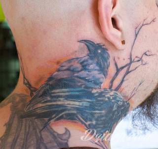 Tajemnicze i oparte głównie na motywie czerni - przeplatanej gdzieniegdzie z kontrą bieli - tatuaże kruków. Ciekawa forma dla osób stawiających na niebanalne formy zdobienia ciała. Kruk na tatuażach często stanowi też część większej przestrzeni. 