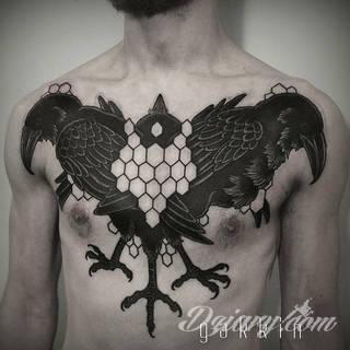 Tajemnicze i oparte głównie na motywie czerni - przeplatanej gdzieniegdzie z kontrą bieli - tatuaże kruków. Ciekawa forma dla osób stawiających na niebanalne formy zdobienia ciała. Kruk na tatuażach często stanowi też część większej przestrzeni. 