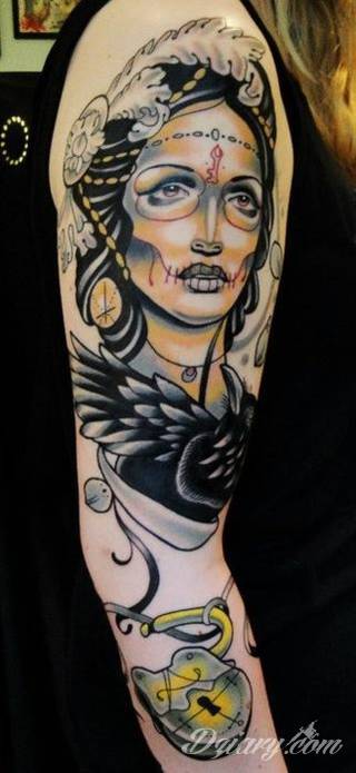 Tajemnicze i oparte głównie na motywie czerni - przeplatanej gdzieniegdzie z kontrą bieli - tatuaże kruków. Ciekawa forma dla osób stawiających na niebanalne formy zdobienia ciała. Kruk na tatuażach często stanowi też część większej przestrzeni. 