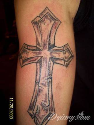 Tatuaże podkreślające nie tylko przywiązanie do religii. Krzyże o różnej formie - od cienkich po potężne; stylizowane na drewno jak i krzyże o metalicznej postaci czasami podkreślone dodatkowym łańcuchem. 