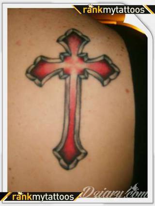 Tatuaże podkreślające nie tylko przywiązanie do religii. Krzyże o różnej formie - od cienkich po potężne; stylizowane na drewno jak i krzyże o metalicznej postaci czasami podkreślone dodatkowym łańcuchem. 