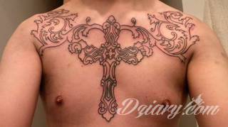 Tatuaże podkreślające nie tylko przywiązanie do religii. Krzyże o różnej formie - od cienkich po potężne; stylizowane na drewno jak i krzyże o metalicznej postaci czasami podkreślone dodatkowym łańcuchem. 
