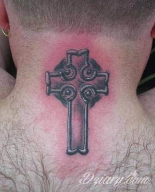 Tatuaże podkreślające nie tylko przywiązanie do religii. Krzyże o różnej formie - od cienkich po potężne; stylizowane na drewno jak i krzyże o metalicznej postaci czasami podkreślone dodatkowym łańcuchem. 
