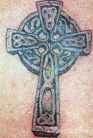 Tatuaże podkreślające nie tylko przywiązanie do religii. Krzyże o różnej formie - od cienkich po potężne; stylizowane na drewno jak i krzyże o metalicznej postaci czasami podkreślone dodatkowym łańcuchem. 
