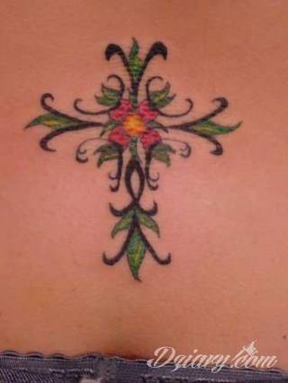 Tatuaże podkreślające nie tylko przywiązanie do religii. Krzyże o różnej formie - od cienkich po potężne; stylizowane na drewno jak i krzyże o metalicznej postaci czasami podkreślone dodatkowym łańcuchem. 