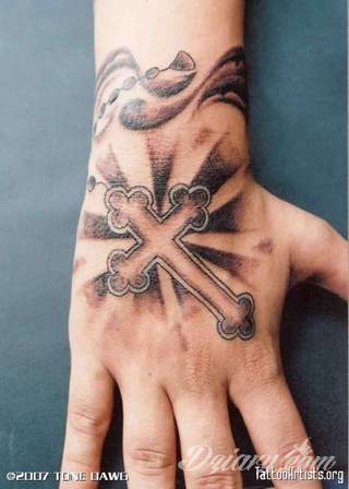 Tatuaże podkreślające nie tylko przywiązanie do religii. Krzyże o różnej formie - od cienkich po potężne; stylizowane na drewno jak i krzyże o metalicznej postaci czasami podkreślone dodatkowym łańcuchem. 