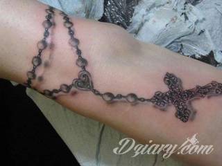Tatuaże podkreślające nie tylko przywiązanie do religii. Krzyże o różnej formie - od cienkich po potężne; stylizowane na drewno jak i krzyże o metalicznej postaci czasami podkreślone dodatkowym łańcuchem. 