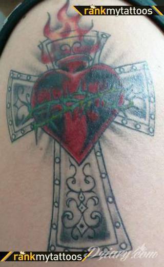 Tatuaże podkreślające nie tylko przywiązanie do religii. Krzyże o różnej formie - od cienkich po potężne; stylizowane na drewno jak i krzyże o metalicznej postaci czasami podkreślone dodatkowym łańcuchem. 