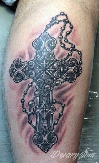 Tatuaże podkreślające nie tylko przywiązanie do religii. Krzyże o różnej formie - od cienkich po potężne; stylizowane na drewno jak i krzyże o metalicznej postaci czasami podkreślone dodatkowym łańcuchem. 