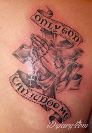 Tatuaże podkreślające nie tylko przywiązanie do religii. Krzyże o różnej formie - od cienkich po potężne; stylizowane na drewno jak i krzyże o metalicznej postaci czasami podkreślone dodatkowym łańcuchem. 