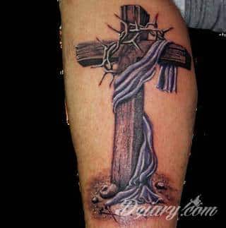 Tatuaże podkreślające nie tylko przywiązanie do religii. Krzyże o różnej formie - od cienkich po potężne; stylizowane na drewno jak i krzyże o metalicznej postaci czasami podkreślone dodatkowym łańcuchem. 