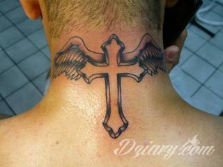 Tatuaże podkreślające nie tylko przywiązanie do religii. Krzyże o różnej formie - od cienkich po potężne; stylizowane na drewno jak i krzyże o metalicznej postaci czasami podkreślone dodatkowym łańcuchem. 