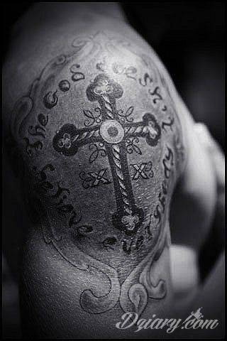 Tatuaże podkreślające nie tylko przywiązanie do religii. Krzyże o różnej formie - od cienkich po potężne; stylizowane na drewno jak i krzyże o metalicznej postaci czasami podkreślone dodatkowym łańcuchem. 
