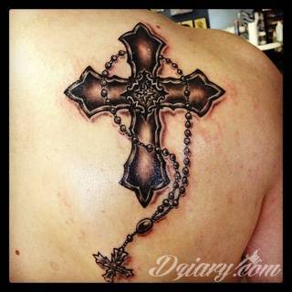 Tatuaże podkreślające nie tylko przywiązanie do religii. Krzyże o różnej formie - od cienkich po potężne; stylizowane na drewno jak i krzyże o metalicznej postaci czasami podkreślone dodatkowym łańcuchem. 