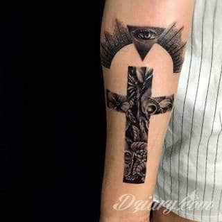 Tatuaże podkreślające nie tylko przywiązanie do religii. Krzyże o różnej formie - od cienkich po potężne; stylizowane na drewno jak i krzyże o metalicznej postaci czasami podkreślone dodatkowym łańcuchem. 