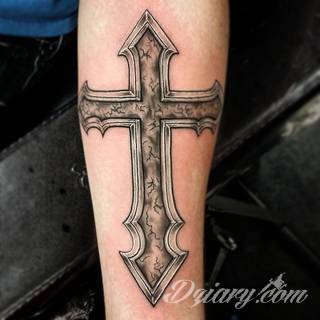 Tatuaże podkreślające nie tylko przywiązanie do religii. Krzyże o różnej formie - od cienkich po potężne; stylizowane na drewno jak i krzyże o metalicznej postaci czasami podkreślone dodatkowym łańcuchem. 