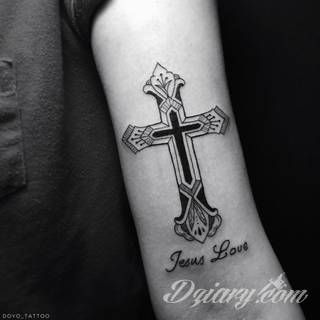 Tatuaże podkreślające nie tylko przywiązanie do religii. Krzyże o różnej formie - od cienkich po potężne; stylizowane na drewno jak i krzyże o metalicznej postaci czasami podkreślone dodatkowym łańcuchem. 