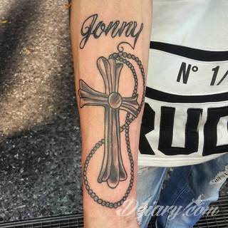 Tatuaże podkreślające nie tylko przywiązanie do religii. Krzyże o różnej formie - od cienkich po potężne; stylizowane na drewno jak i krzyże o metalicznej postaci czasami podkreślone dodatkowym łańcuchem. 