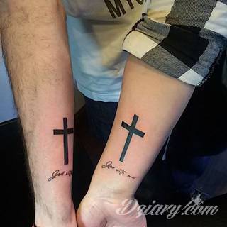Tatuaże podkreślające nie tylko przywiązanie do religii. Krzyże o różnej formie - od cienkich po potężne; stylizowane na drewno jak i krzyże o metalicznej postaci czasami podkreślone dodatkowym łańcuchem. 