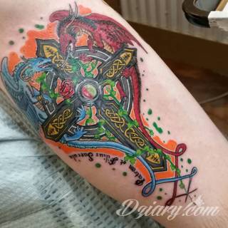 Tatuaże podkreślające nie tylko przywiązanie do religii. Krzyże o różnej formie - od cienkich po potężne; stylizowane na drewno jak i krzyże o metalicznej postaci czasami podkreślone dodatkowym łańcuchem. 
