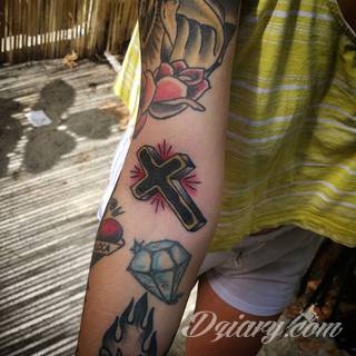 Tatuaże podkreślające nie tylko przywiązanie do religii. Krzyże o różnej formie - od cienkich po potężne; stylizowane na drewno jak i krzyże o metalicznej postaci czasami podkreślone dodatkowym łańcuchem. 