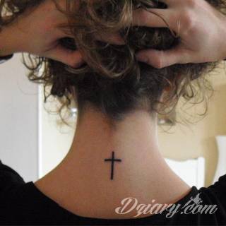 Tatuaże podkreślające nie tylko przywiązanie do religii. Krzyże o różnej formie - od cienkich po potężne; stylizowane na drewno jak i krzyże o metalicznej postaci czasami podkreślone dodatkowym łańcuchem. 