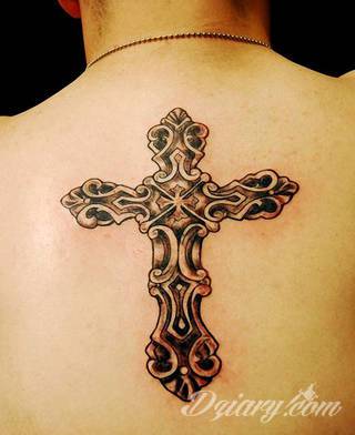 Tatuaże podkreślające nie tylko przywiązanie do religii. Krzyże o różnej formie - od cienkich po potężne; stylizowane na drewno jak i krzyże o metalicznej postaci czasami podkreślone dodatkowym łańcuchem. 