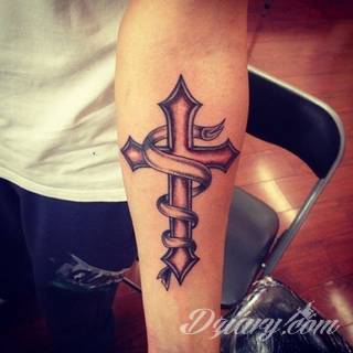 Tatuaże podkreślające nie tylko przywiązanie do religii. Krzyże o różnej formie - od cienkich po potężne; stylizowane na drewno jak i krzyże o metalicznej postaci czasami podkreślone dodatkowym łańcuchem. 