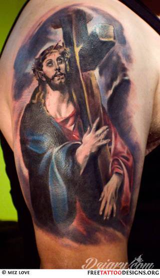Tatuaże podkreślające nie tylko przywiązanie do religii. Krzyże o różnej formie - od cienkich po potężne; stylizowane na drewno jak i krzyże o metalicznej postaci czasami podkreślone dodatkowym łańcuchem. 