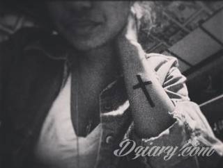 Tatuaże podkreślające nie tylko przywiązanie do religii. Krzyże o różnej formie - od cienkich po potężne; stylizowane na drewno jak i krzyże o metalicznej postaci czasami podkreślone dodatkowym łańcuchem. 