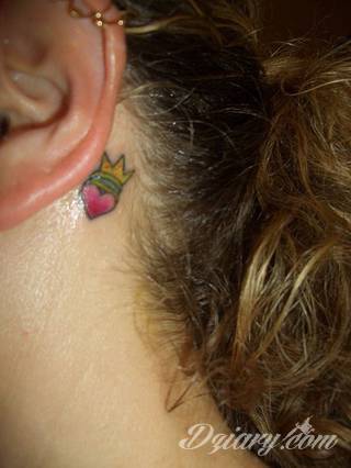 Tatuaże podkreślające nie tylko przywiązanie do religii. Krzyże o różnej formie - od cienkich po potężne; stylizowane na drewno jak i krzyże o metalicznej postaci czasami podkreślone dodatkowym łańcuchem. 